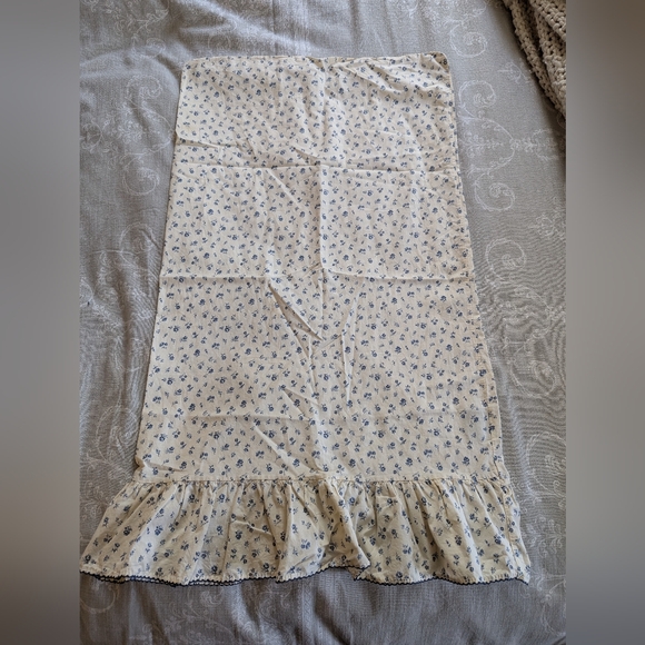 Ralph Lauren calico blue and white floral pillows cases w/ ruffles - Picture 2 of 6